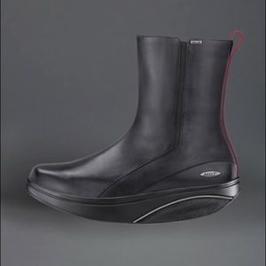 Women’s Tenga GTX boots MBT Eur 38 US 7-7.5. EUC